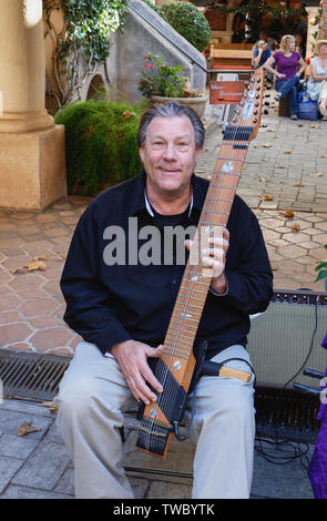 Sedona, Arizona - 22 novembre 2017 : Michael Kollwitz joue le Chapman Stick pour divertir les consommateurs et vendre ses CDs à la Tlaquepaque Arts & Shopping Vil Banque D'Images