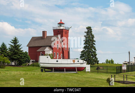 Deux ports, Minnesota - 3 juillet 2010 : deux ports Light Station, le plus ancien phare dans le Minnesota, avec Crusader II Pêche Du Lac Supérieur Banque D'Images