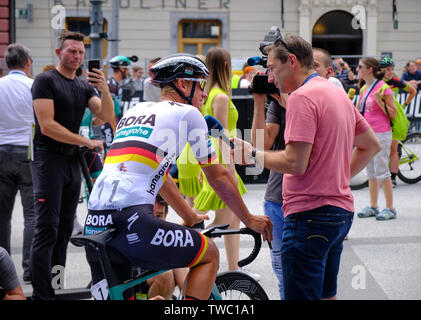 L'équipe de Pascal Ackermann Bora - Hansgrohe interviewée par RTV SLO avant le départ du Tour de Slovénie, une race, Ljubljana, Juin 2019 Banque D'Images