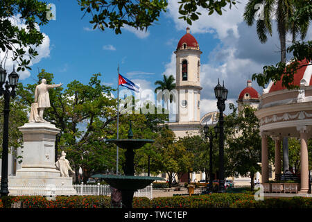 Parque Jose Marti, la place principale, dans le centre de Cienfuegos avec Jose Marti le monument. Cuba, Caraïbes Banque D'Images