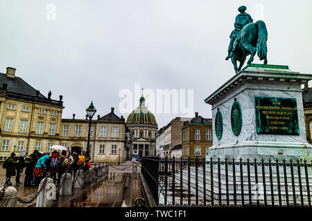 Une visite à pied visite de groupe Amalienborg Palace, la résidence royale de Copenhague, Danemark. Janvier 2019. Banque D'Images