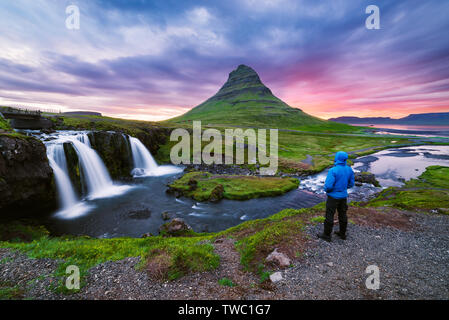 Kirkjufellsfoss et cascade de montagne Kirkjufell. Un célèbre attraction touristique près de la ville de Hastings. Superbe paysage islandais. Banque D'Images