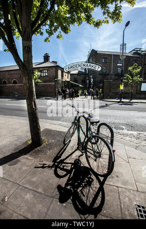 Location garée au soleil, laissant tomber au sol d'ombre à l'extérieur, marché de Camden Londres Banque D'Images