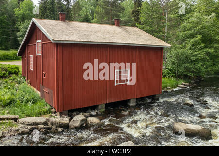 Ancien moulin, barrage et seuil sur la rivière Jokelanjoki, Kouvola, Finlande Banque D'Images