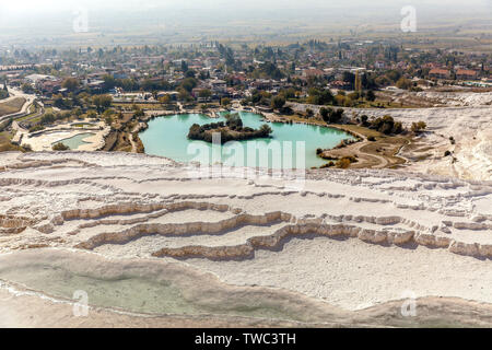 Travertins blancs dans la ville antique d'Hiérapolis à Pamukkale, Turquie. Banque D'Images