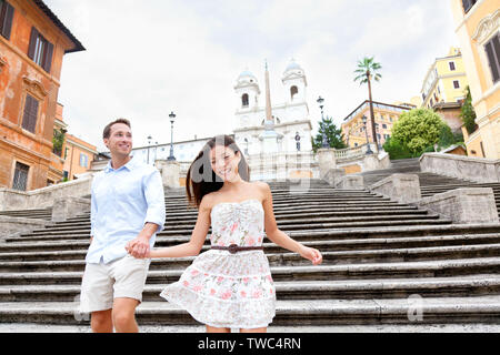 Happy couple holding hands on d'Espagne à Rome, Italie. Jeune couple interracial joyeuse marche sur l'icône d'attraction touristique historique pendant leur romance Europe holiday vacation Banque D'Images