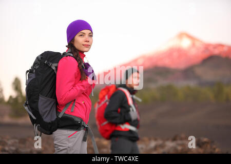 Les randonnées en montagne. Couple randonneur avec sac à dos dans les montagnes de haute altitude. Jeune femme randonneur dans l'accent de la randonnée au coucher du soleil Tenerife, Canaries, Espagne. Banque D'Images