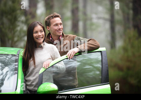 La conduite en voiture - driver libre à la forêt en vert en prenant la voiture de location pendant au cours de road trip voyage vacances vacances dans beau paysage de la nature. Asian Woman, man. Banque D'Images