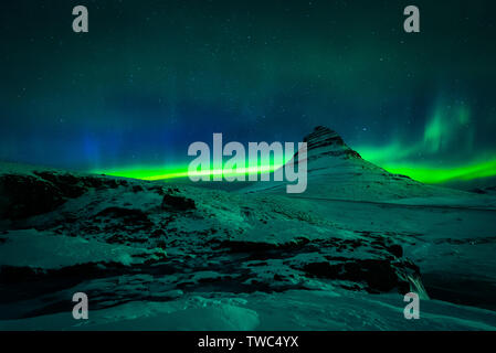 Northern Lights sur Kirkjufell et chute d'Kirkjufellsfoss en Islande Banque D'Images