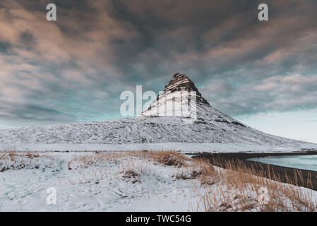 Nuages sur Kirkjufell, Islande Banque D'Images