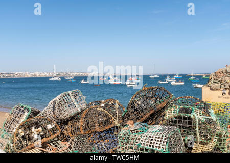 Des filets de pêche du homard empilés sur une jetée et prêt à l'emploi Banque D'Images