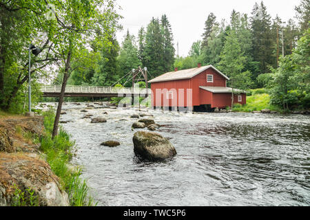 Ancien moulin, barrage et seuil sur la rivière Jokelanjoki, Kouvola, Finlande Banque D'Images