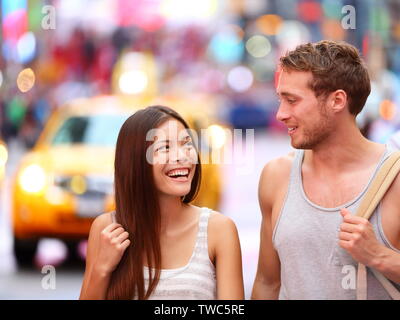 Les gens de New York - couple heureux sur Times Square. Dating young couple in love marche et parle. Belles jeunes touristes multiraciale en date sur le fun city, Manhattan, USA. Asian Woman, man Banque D'Images