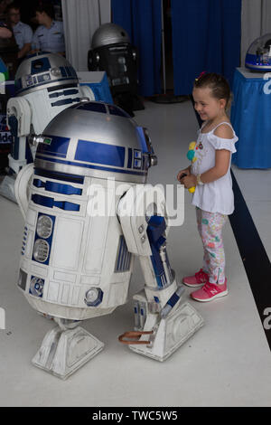 Une jeune fille sourit alors qu'elle rencontre le droïde de robot Star Wars R2-D2 tout en assistant au spectacle aérien de fort Wayne à fort Wayne, Indiana, États-Unis. Banque D'Images