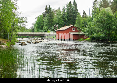 Ancien moulin, barrage et seuil sur la rivière Jokelanjoki, Kouvola, Finlande Banque D'Images