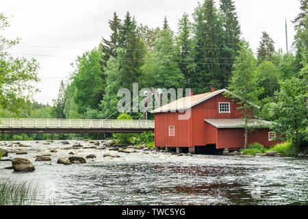 Ancien moulin, barrage et seuil sur la rivière Jokelanjoki, Kouvola, Finlande Banque D'Images
