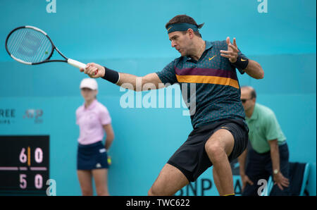 La Queens Club, London, UK. 19 juin 2019. Jour 3 de l'arbre de la fièvre des championnats. Juan Martin Del Potro (ARG) vs Denis Shapovalov (CAN) sur le court central, Del Potro gagner 7-5;6-4. Credit : Malcolm Park/Alamy Live News. Banque D'Images