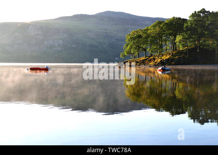 Keswick, Cumbria, Royaume-Uni. 10 juin, 2019. Morning Mist et réflexions sur l'eau à Derwent à Keswick, Cumbria (Royaume-Uni). Banque D'Images