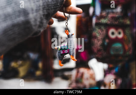 Lama tissé de souvenirs porte-clés typiques de l'Amérique du Sud artisanat - marchés artisanaux organisés par touristes à Otavalo, Equateur Banque D'Images