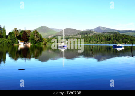 Keswick, Cumbria. UK. 10 juin, 2019. Un matin tourné de la belle et tranquille de l'eau à Derwent dans Keswick, Cumbria (Royaume-Uni). Banque D'Images