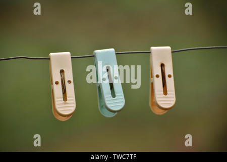 Pegs Hanging tissu sur le fil Banque D'Images