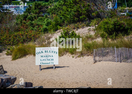 Cape Cod National Seashore, MA, USA - 5 septembre 2018 : une pancarte à l'entrée de la ville de Oak Bluffs Banque D'Images