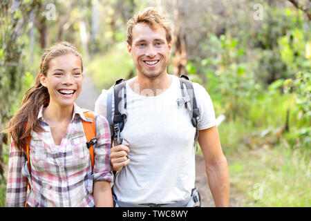 Randonnée - Randonnée Les randonneurs heureux dans la forêt. Couple randonneur rire et sourire. Couple Interracial, man et woman sur Big Island, Hawaii, USA. Banque D'Images