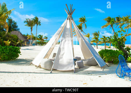 Chill zone salon avec une tente et un coin salon à l'hôtel de luxe sur la rive de l'Océan Indien, les Maldives Banque D'Images