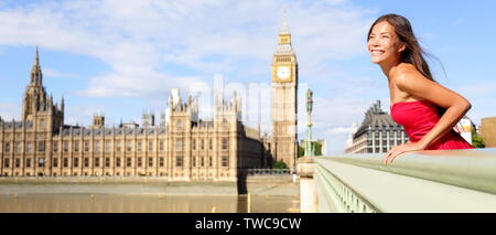 Londres Angleterre bannière voyage - touriste en été par Big Ben. Modèle féminin élégant heureux à la vue de la Tamise, de Westminster Bridge, Londres, Angleterre, Grande-Bretagne, Royaume-Uni. Banque D'Images