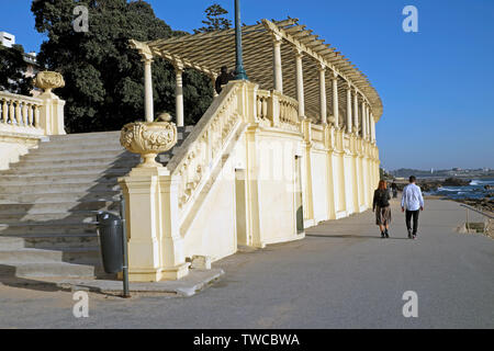 Vue arrière d'un couple en train de marcher le long de la côte par un escalier et une pergola structure à Foz do Douro de Porto à Porto Portugal Europe UE KATHY DEWITT Banque D'Images