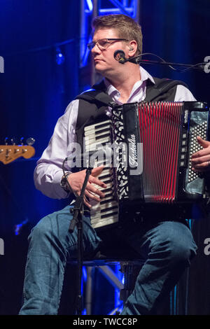 Le groupe de musique celtique Skipinnish en direct sur scène à l'entrée à Southwell festival, 2019 Banque D'Images