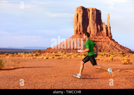 Homme en train de courir un sprint à Monument Valley. Coureur de cross-country de l'athlète à l'extérieur dans le sentier de nature extraordinaire paysage. Modèle sport mâle rapide vitesse de sprint à l'extérieur de l'Arizona, Utah, USA. Banque D'Images