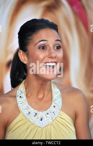 LOS ANGELES, CA. 20 août 2008 : Emmanuelle Chriqui au Los Angeles premiere de 'La Maison Bunny' au Mann Village Theatre, Westwood. © 2008 Paul Smith / Featureflash Banque D'Images