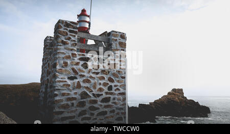 Le sémaphore à l'entrée du port de la Meule sur l'île d'Yeu Banque D'Images