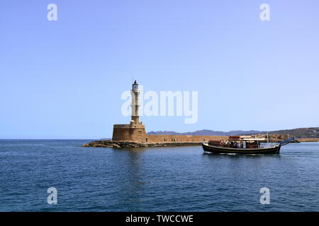 Croisière en bateau d'Excursion port vénitien et sur la mer méditerranée de La Canée, Crète, Grèce Banque D'Images