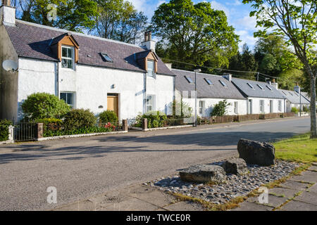 Les chalets au bord de la route vers le Loch Carron, dans le village de Lochcarron, Wester Ross, Highlands d'Ecosse. 500 route de la côte nord. Banque D'Images