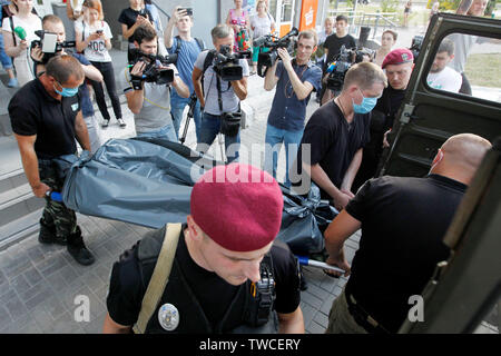 (NOTE DU RÉDACTEUR : Image représente la mort) policiers ukrainiens portent le corps du législateur ukrainien Dmytro Tymchuk hors de sa maison à Kiev. Membre du parlement ukrainien et l'expert militaire et blogueur Dmytro Tymchuk a été retrouvé mort dans sa maison d'une arme à feu sur sa tête. Selon les rapports des médias et de l'avant-version de travail de la police de Kiev était de nettoyer son arme déchargée accidentellement et elle. Banque D'Images