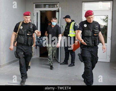 (NOTE DU RÉDACTEUR : Image représente la mort) policiers ukrainiens portent le corps du législateur ukrainien Dmytro Tymchuk hors de sa maison à Kiev. Membre du parlement ukrainien et l'expert militaire et blogueur Dmytro Tymchuk a été retrouvé mort dans sa maison d'une arme à feu sur sa tête. Selon les rapports des médias et de l'avant-version de travail de la police de Kiev était de nettoyer son arme déchargée accidentellement et elle. Banque D'Images