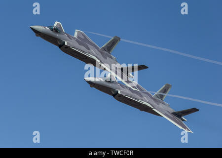 Le premier jour de l'Air Show 2018 Zhuhai, China's auto-développés nouvelle génération de fighter J-20 sont venus pour applaudir. L'image montre une photo haute définition de l'exécution en vol du chasseur J-20. Banque D'Images