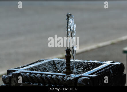 Fontaine d'eau potable en Arménie dans la journée Banque D'Images