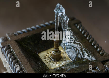 Fontaine d'eau potable en Arménie dans la journée Banque D'Images