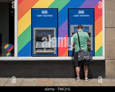 À l'approche de la fierté d'Édimbourg, Halifax Bank des distributeurs automatiques ont été décorées en couleurs, LGBT + Princes Street, Édimbourg, Écosse, Royaume-Uni. Banque D'Images