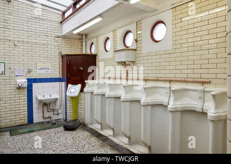 Kingston Upon Hull, mens victorienne toilettes publics et urinoirs murs intérieur carrelé Banque D'Images