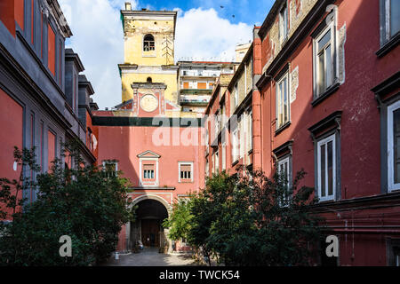 Courtyard Basilica della Santissima Annunziata Maggiore dans la vieille ville de Naples, Italie Banque D'Images