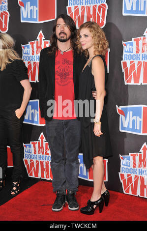 LOS ANGELES, CA. 11 juillet 2008 : Foo Fighters Dave Grohl et Jordyn Blum au VH1 Rock rend hommage hommage à l'OMS à l'UCLA's Pauley Pavilion. © 2008 Paul Smith / Featureflash Banque D'Images