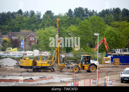 Pile Driver rig au travail sur un chantier de construction pour les nouvelles maisons en pierre dans le forçage de Cheshire fondations Banque D'Images