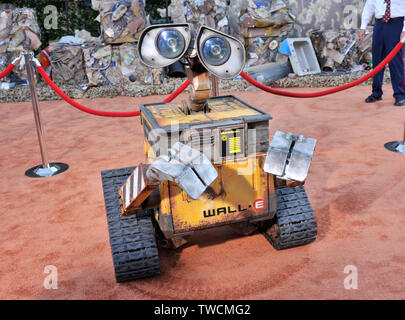 LOS ANGELES, CA. 21 juin 2008 : Wall-E robot lors de la première mondiale de Disney's 'Wall-E' au théâtre grec, Los Angeles. © 2008 Paul Smith / Featureflash Banque D'Images