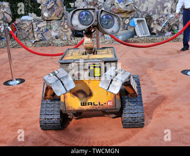 LOS ANGELES, CA. 21 juin 2008 : Wall-E robot lors de la première mondiale de Disney's 'Wall-E' au théâtre grec, Los Angeles. © 2008 Paul Smith / Featureflash Banque D'Images