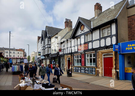 Le centre-ville de Doncaster, dans le Yorkshire du Sud, les commerçants des marchés à l'extérieur du marché couvert avec le Black Bull Hotel pub sur Market Place Banque D'Images