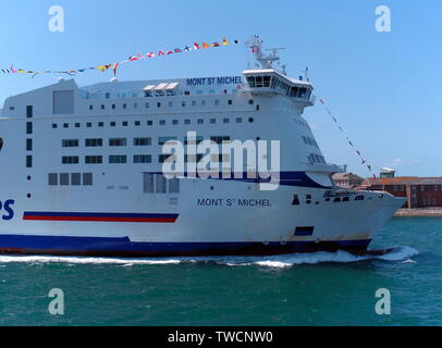 AJAXNETPHOTO. Juin 3rd, 2019. PORTSMOUTH, Angleterre. - BRITANNY FERRIES TRAVERSENT LA MANCHE ET VOITURE DE PASSAGERS MONT ST.MICHEL habillé l'intérieur d'ensemble lié. Bateau a été affrété par la charité D-DAY REVISITED DE PRENDRE 1944 ANCIENS COMBATTANTS DU JOUR J EN NORMANDIE.PHOTO:JONATHAN EASTLAND/AJAX REF:GXR190306 7878 Banque D'Images